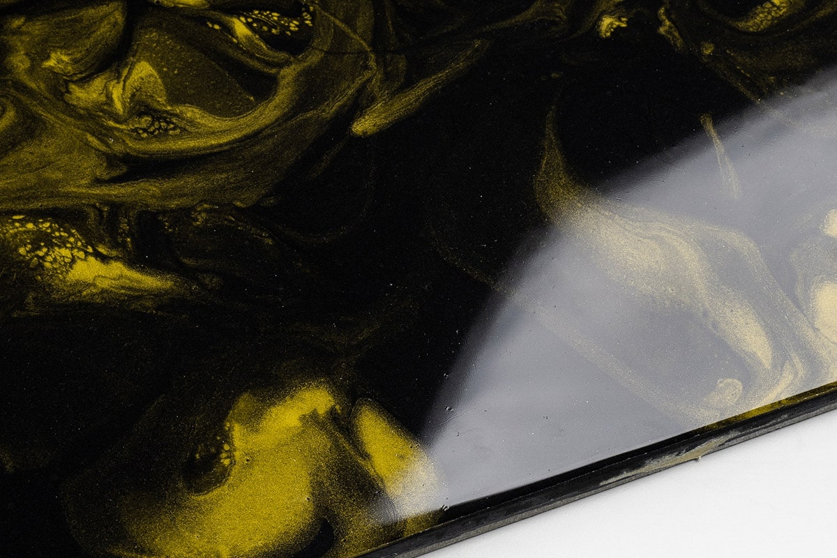 DEEP BLACK & YELLOW GOLD – Litá epoxidová podlaha