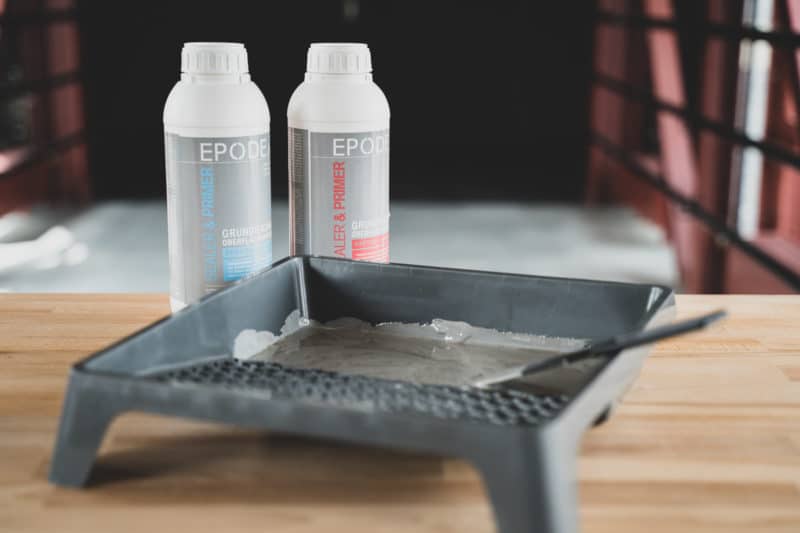 Betonfarbe für Boden und Wand | Betonfarbe vs. Epoxidharz