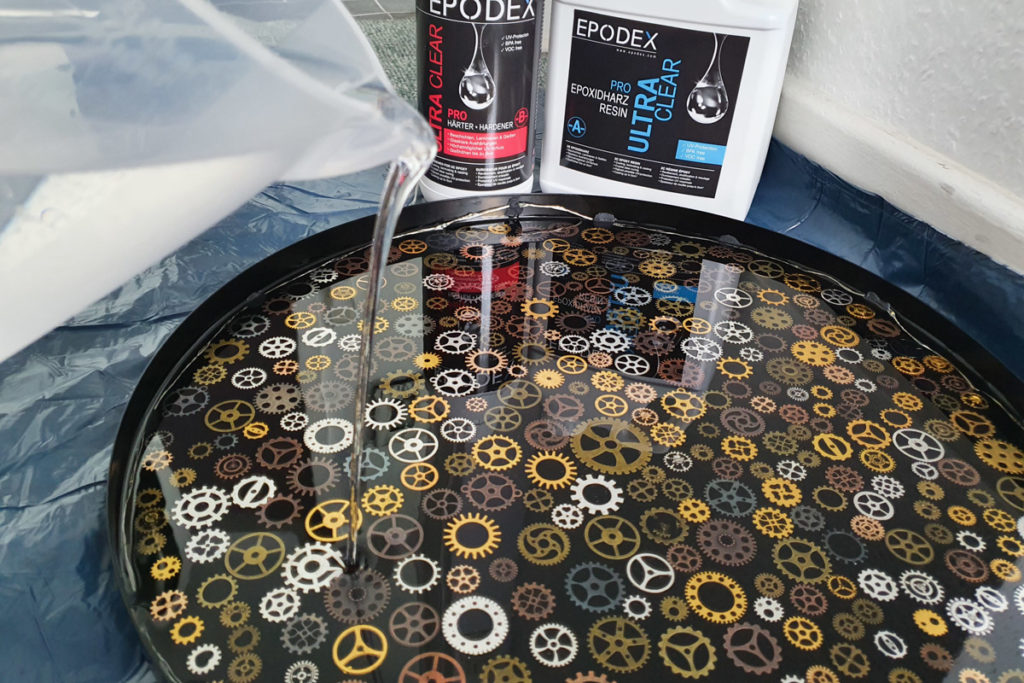 Epoxidharz Deko Tisch mit Zahnrädern einfach selbst machen Epoxidharz Deko Tisch mit Zahnrädern einfach selbst machen