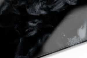 DEEP BLACK & PEARL WHITE – Suelo de resina para verter hasta 1,5mm