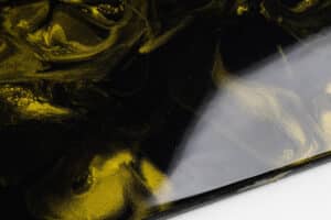 DEEP BLACK & YELLOW GOLD – Pavimento in resina per colata