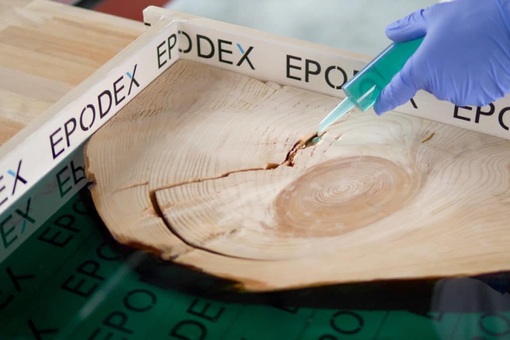 zywica epoksydowa do drewna stol odlewanie