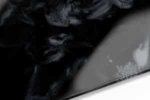 DEEP BLACK & PEARL WHITE – podłoga z żywicy epoksydowej wraz z podkładem
