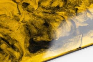 YELLOW GOLD & DEEP BLACK – podłoga z żywicy epoksydowej wraz z podkładem