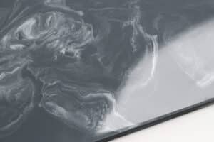 SZARY STALOWY & Metallic PEARL WHITE – podłoga z żywicy epoksydowej wraz z podkładem