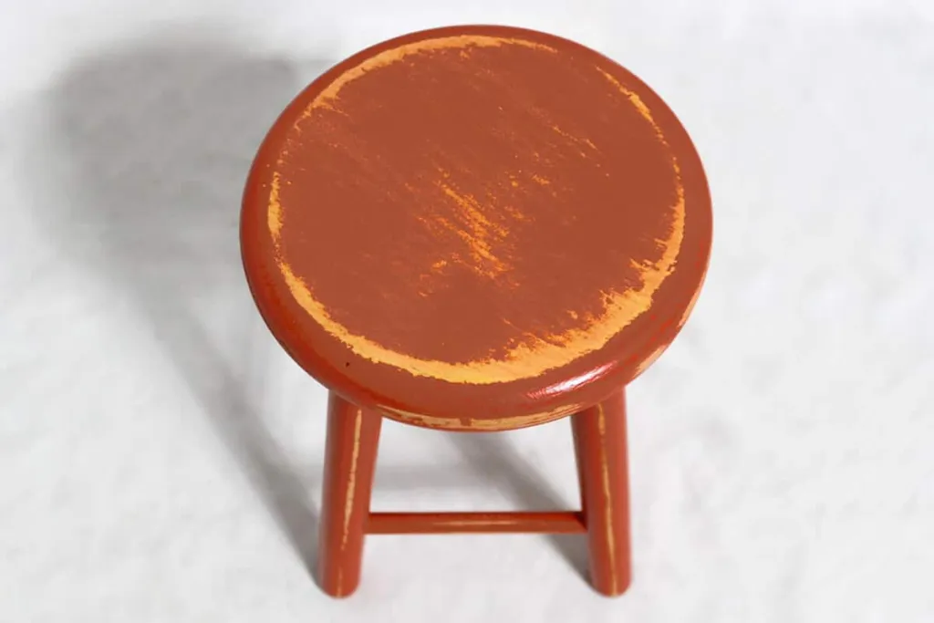 Vernice a gesso sgabello rosso RAL Vernice a gesso sgabello rosso RAL