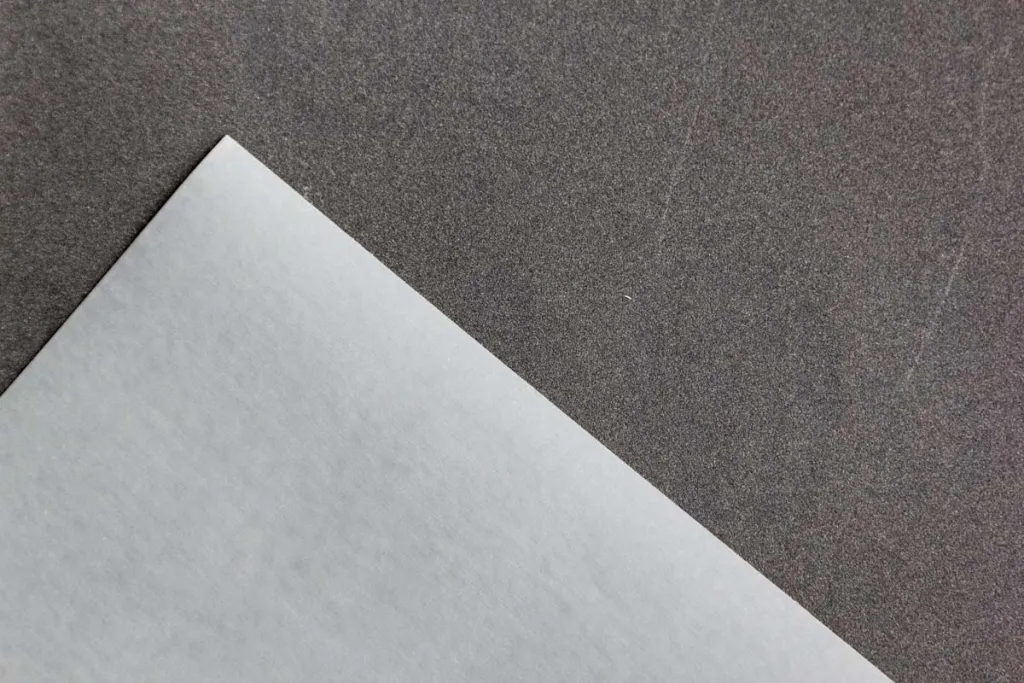 Papier de ponçage bois résine